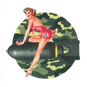D&eacute;calcomanie Pin Up sexy army girl on bomb retro Reproduction d&eacute;calco vespa b65